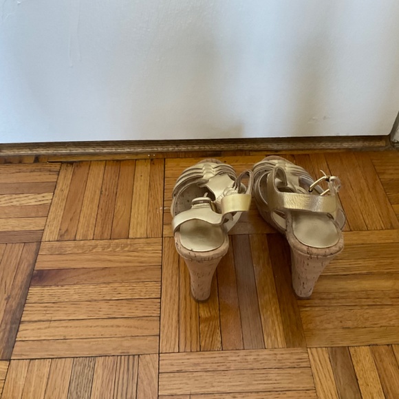 Audrey Brooke Leather Gold Open Toe Heels - Picture 2 of 3